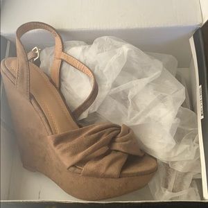 BNIB Chase + Chloe Gita taupe suede wedges 6.5